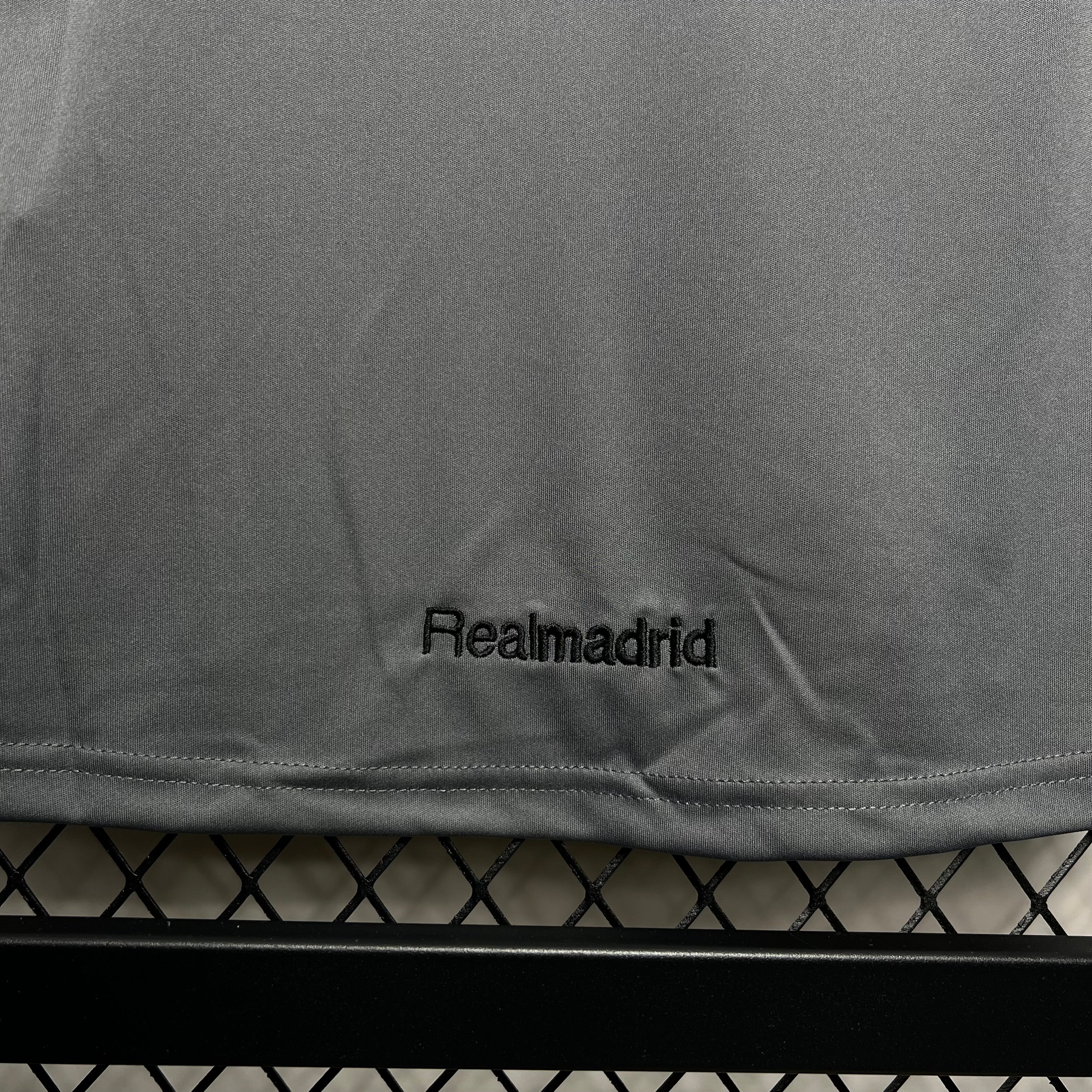 Real Madrid maillot foot rétro 2005 2006€19.99