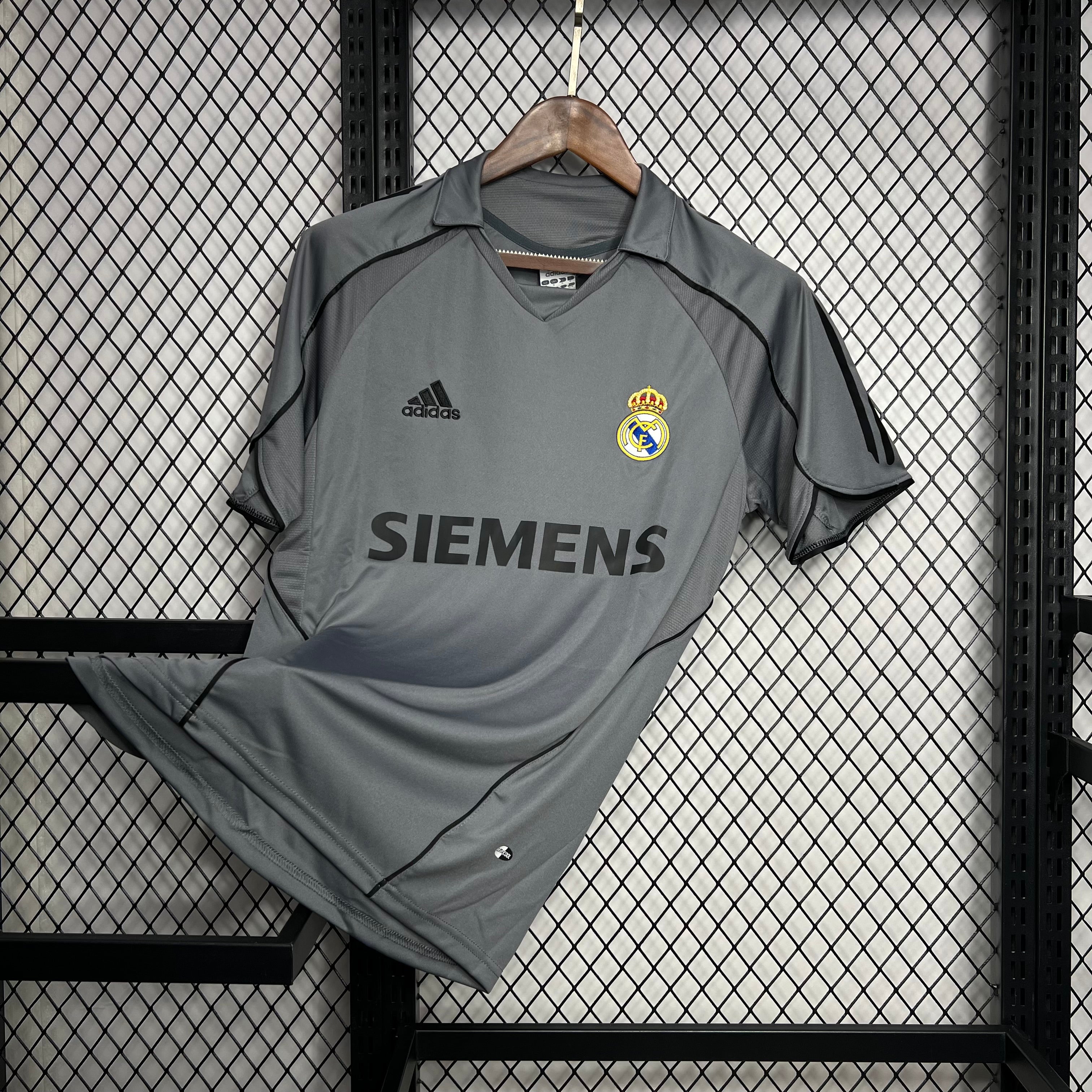 Real Madrid maillot foot rétro 2005 2006€19.99