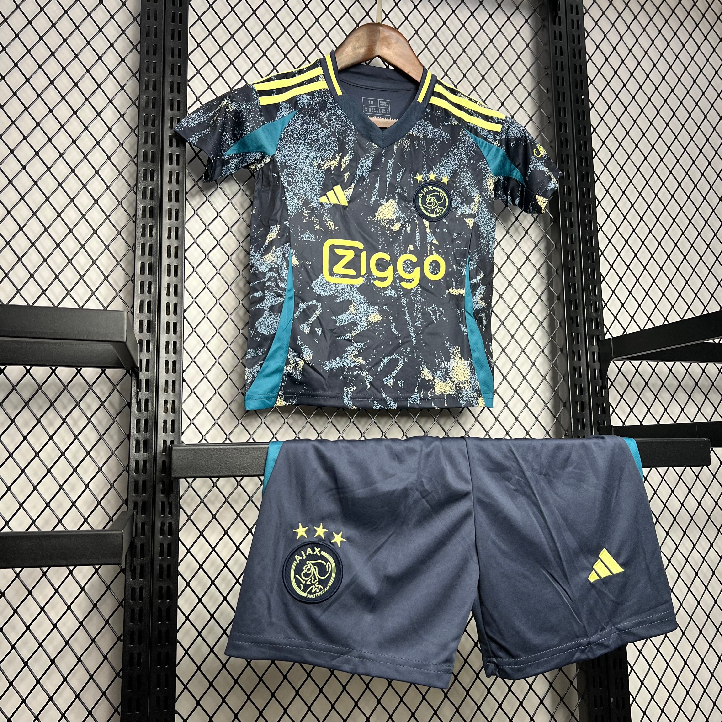Kit Enfant AJAX Amsterdam€14.99