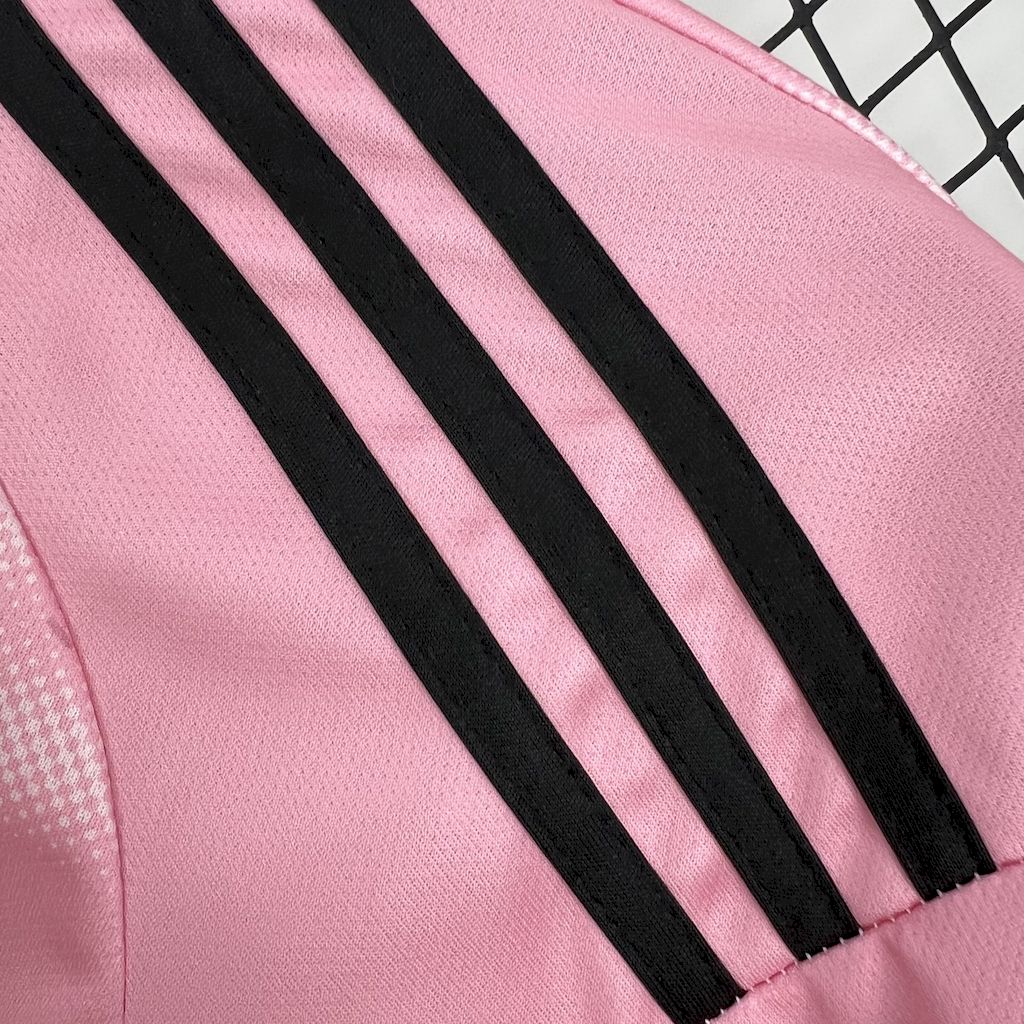 Real Madrid maillot foot concept rose 2024 2025