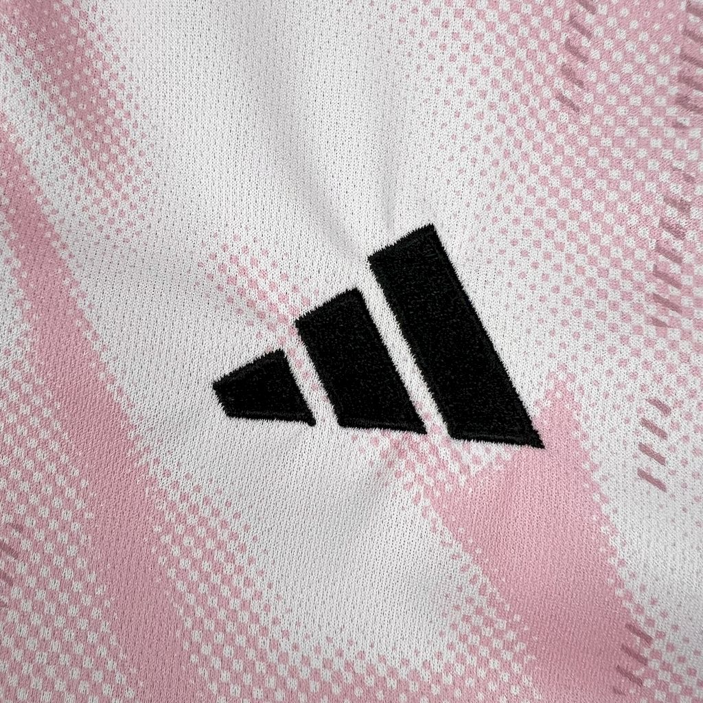 Real Madrid maillot foot concept rose 2024 2025