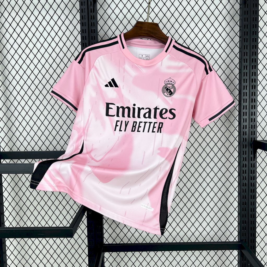 Real Madrid maillot foot concept rose 2024 2025
