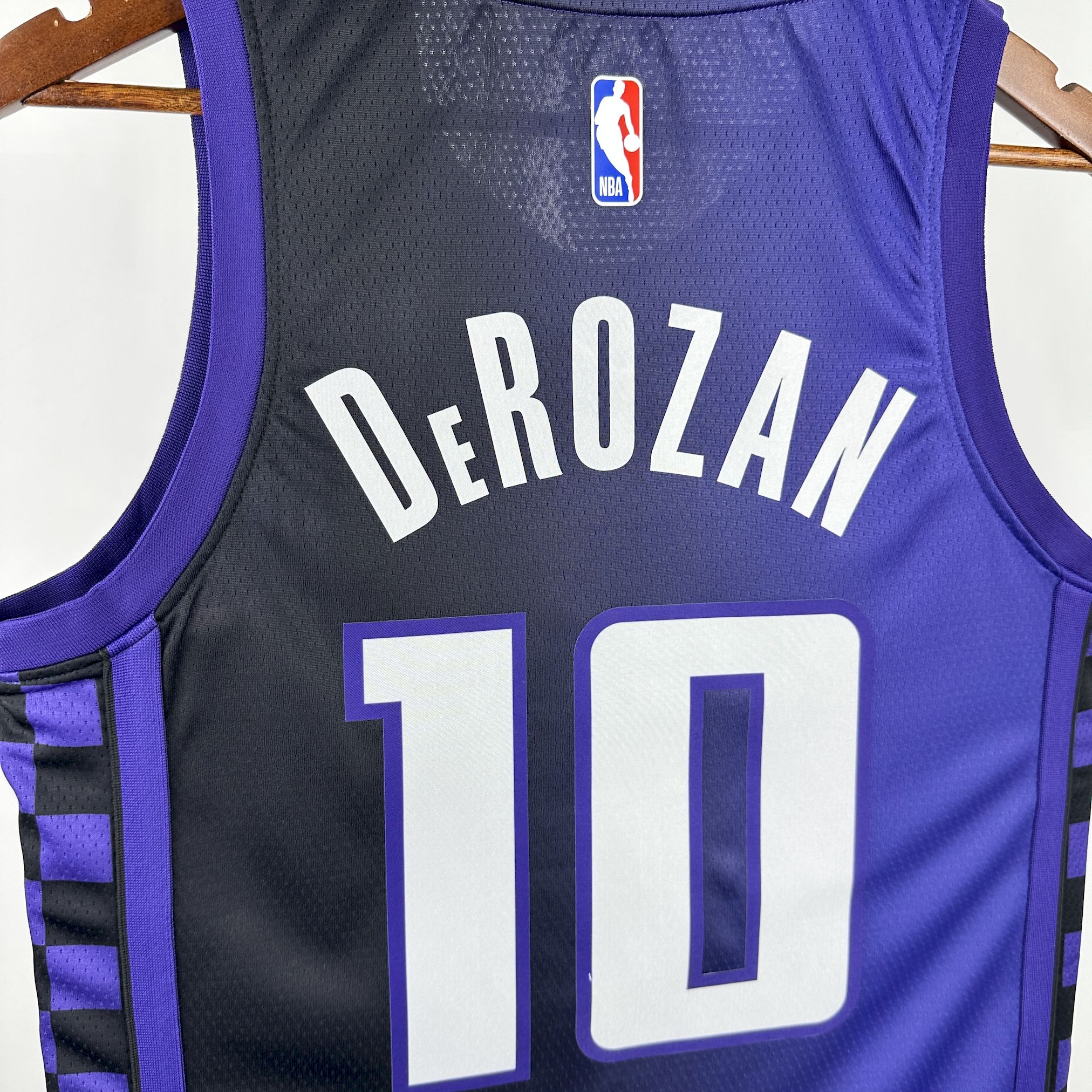Maillot Sacramento Kings 10 DeROZAN NBA Basket€19.99