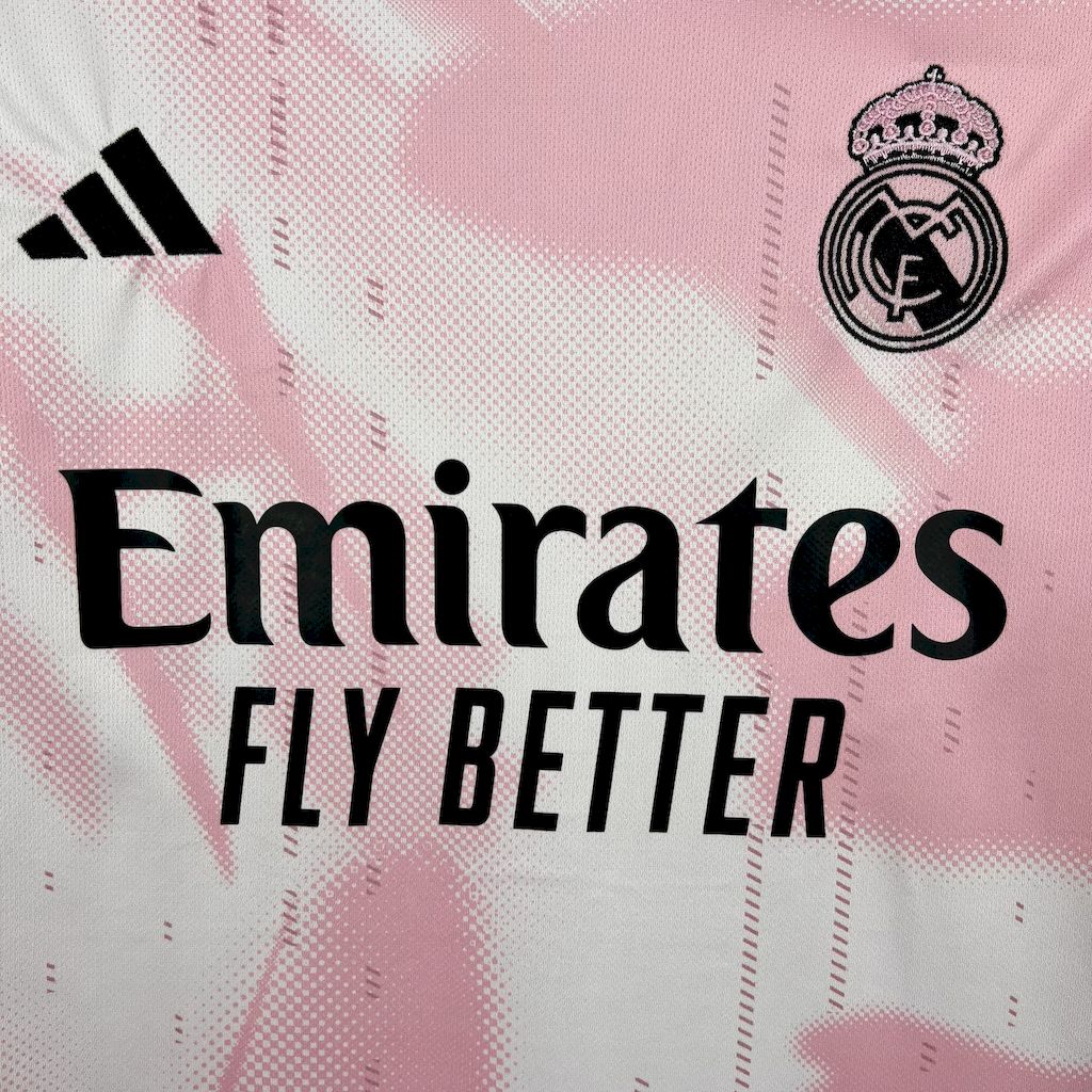 Real Madrid maillot foot concept rose 2024 2025