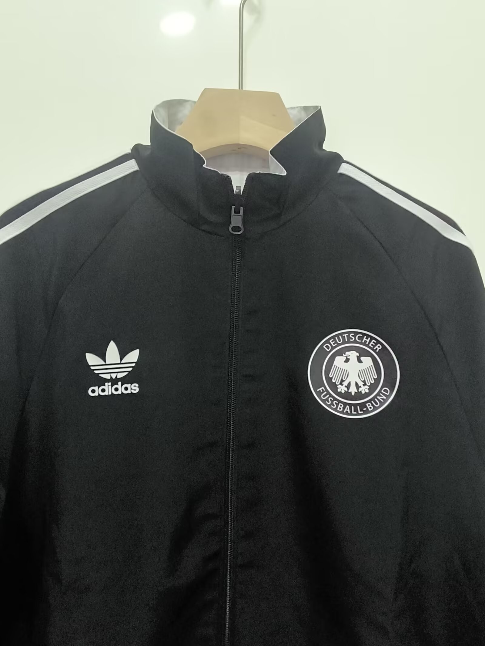 24-25 Germany White & black Double Sided Windbreaker (双面风衣)