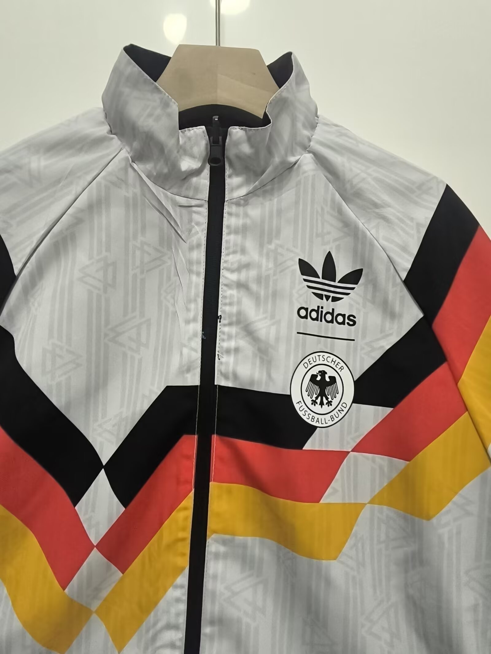 24-25 Germany White & black Double Sided Windbreaker (双面风衣)