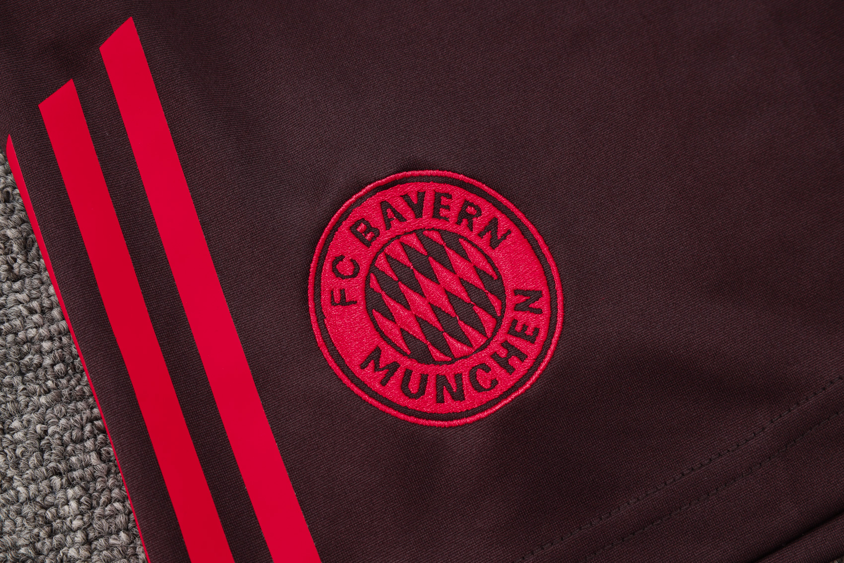 24/25  Bayern Munich Red  Brown 1:1 Quality Training Vest（A-Set）