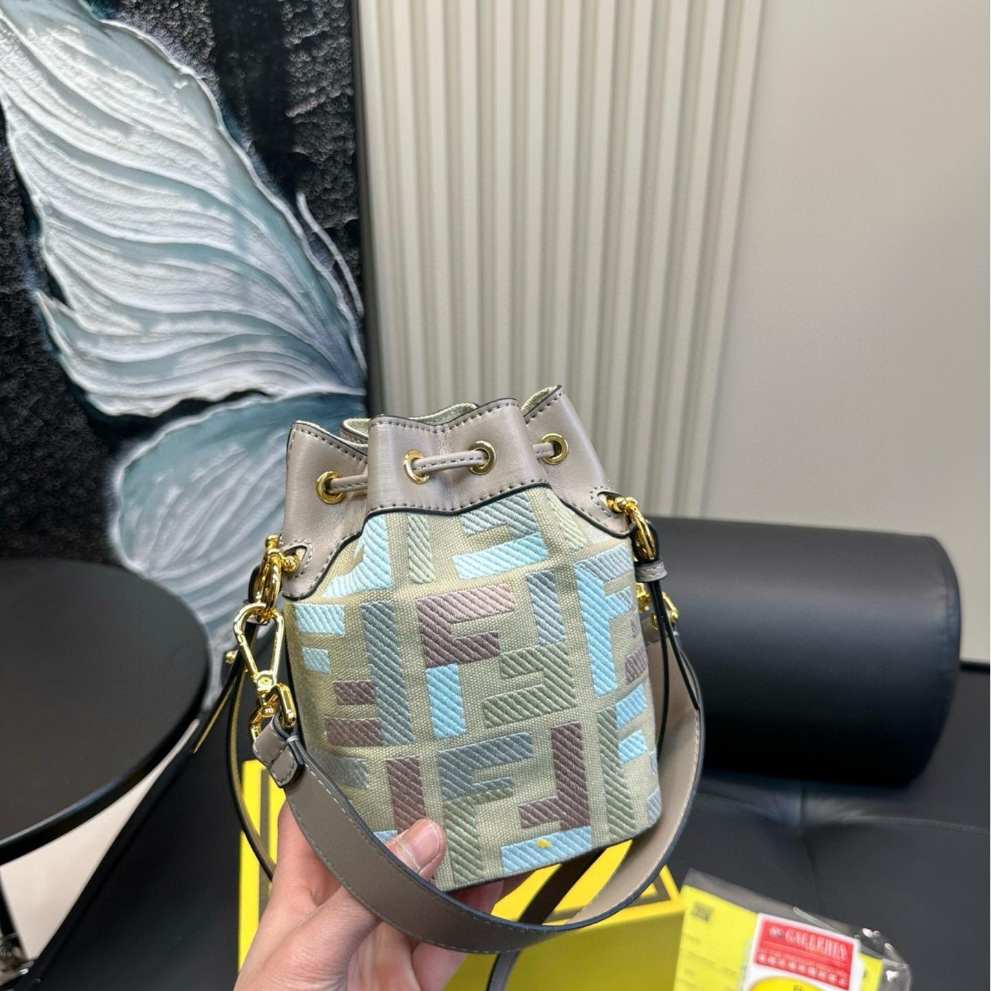 FENDI Fendi Iconic embossed FF pattern Bucket Bpattern Bucket Bag Shoulder Handbag 8BS093-AUPI-F1SKI